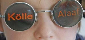sechsjaehriger-junge-mit-karnevalsbrille-six-years-old-boy-with-carnival-glasse