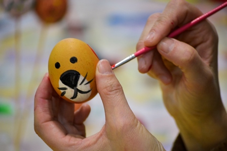 Fotos del taller de decoración de huevos de pascua